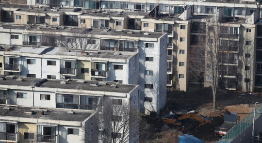 1만2000가구 재건축 대어인 둔촌주공이 석면 조사를 마치고 본격적으로 공사에 들어갔다. 연합뉴스